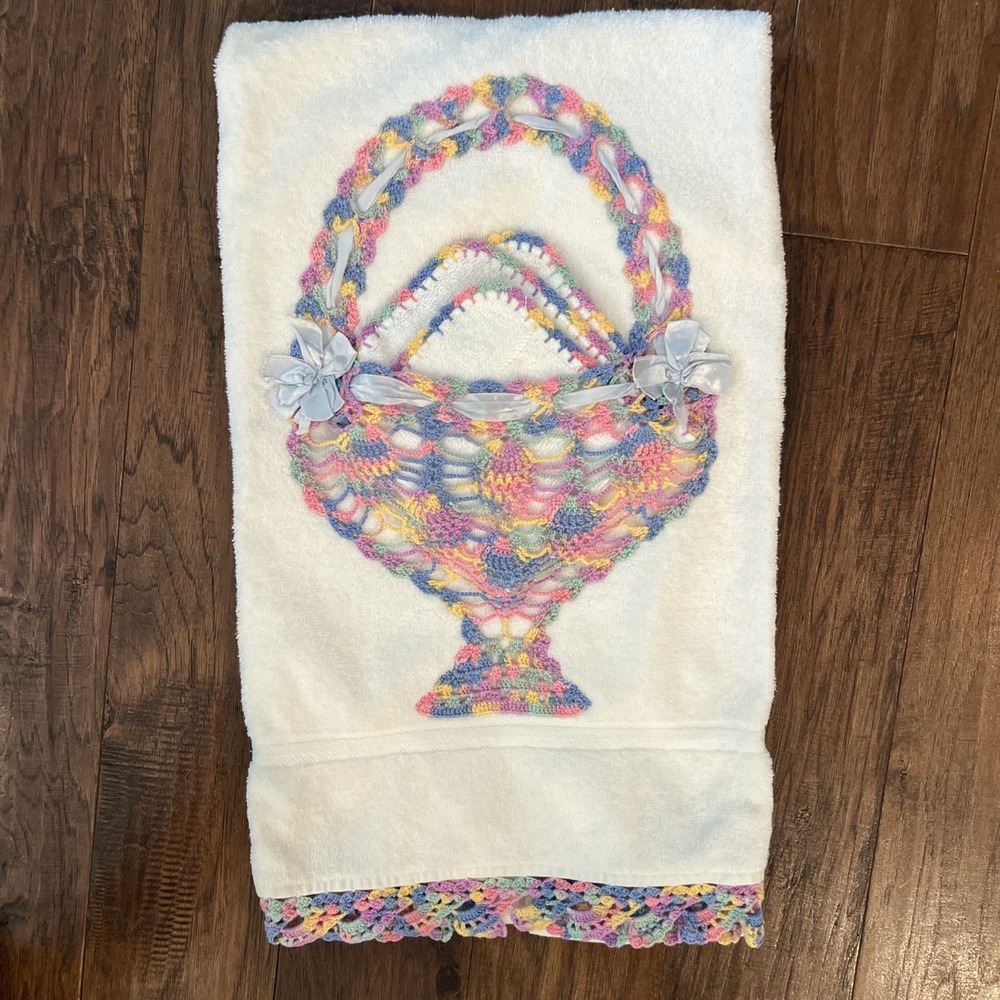 VTG White Bath Towel Crocheted Colorful Basket / Crochet Edge 44x22" w Washcloth